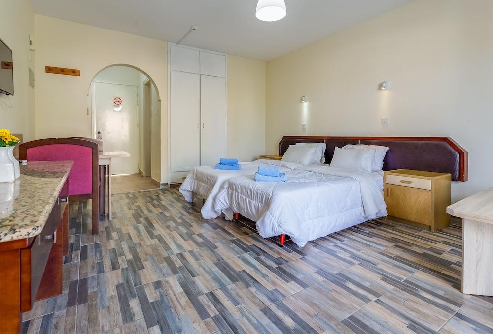Antonis G. Hotel Apartments 보로클리니 외부 사진